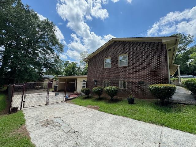 view of side of property featuring a yard