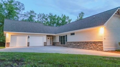 view of front of property featuring a front yard and a garage