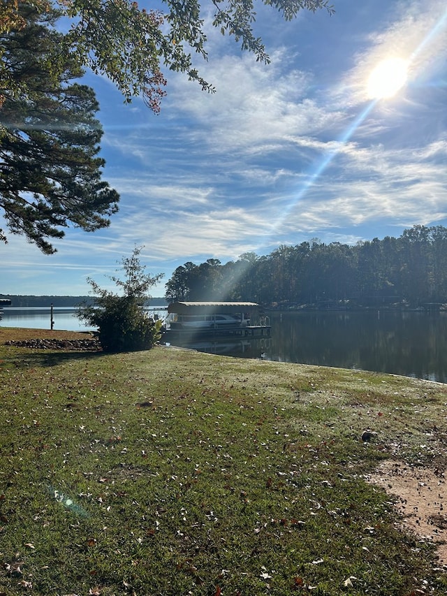 view of yard featuring a water view