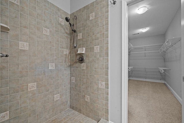 bathroom featuring a tile shower