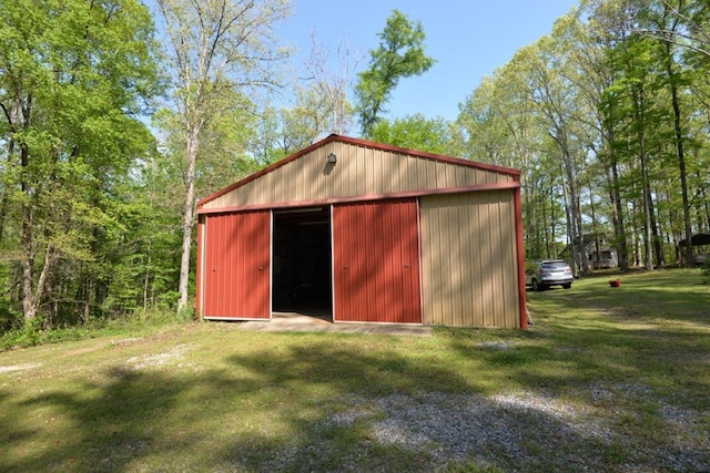 view of pole building featuring a lawn
