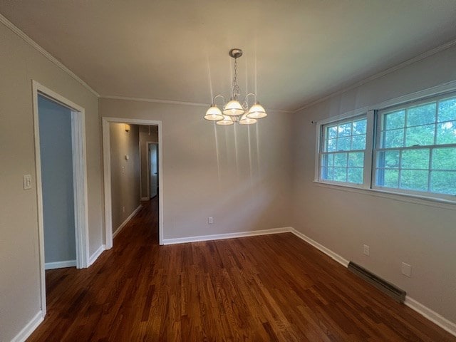 unfurnished room featuring dark wood-type flooring, a chandelier, and crown molding