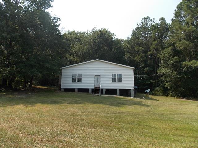 view of front of property featuring a front lawn