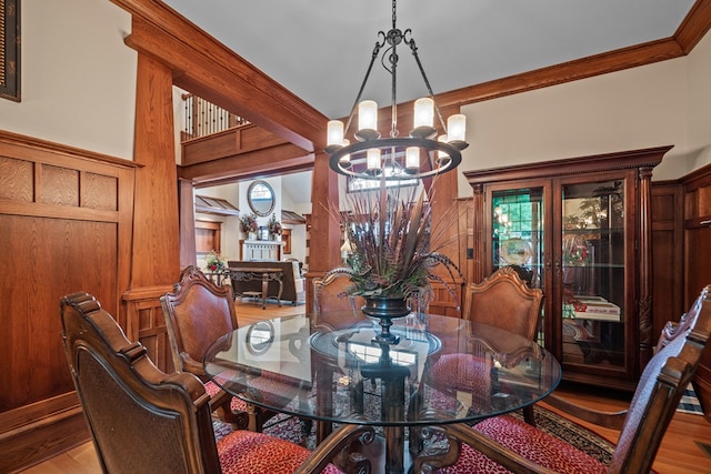 dining area featuring a notable chandelier, crown molding, and light hardwood / wood-style flooring