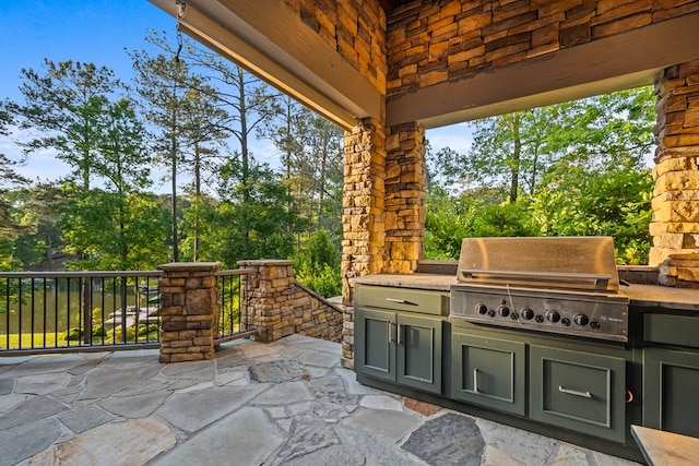 view of patio with an outdoor kitchen and grilling area