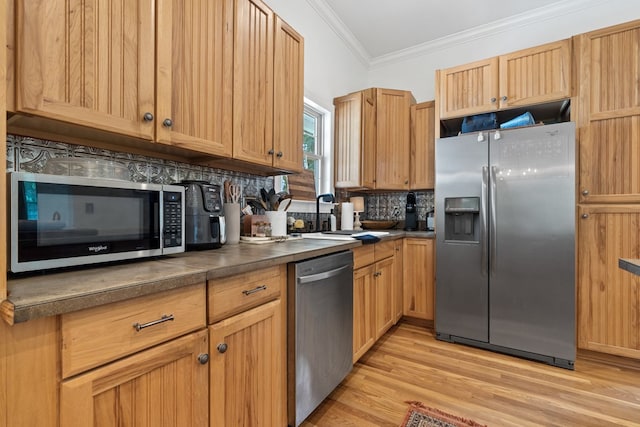 793 Greene Settlement Rd, Gray, GA 31032 - kitchen featuring stainless steel appliances, crown molding, decorative backsplash, light wood-style flooring, and dark countertops