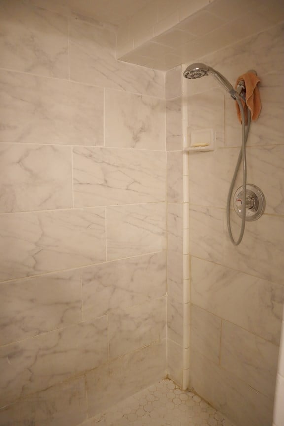 bathroom featuring tiled shower