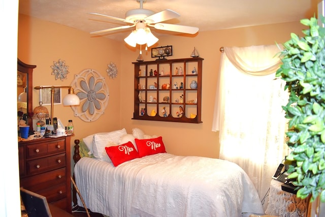 bedroom with ceiling fan