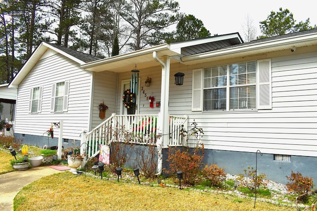 view of front of house with a front lawn