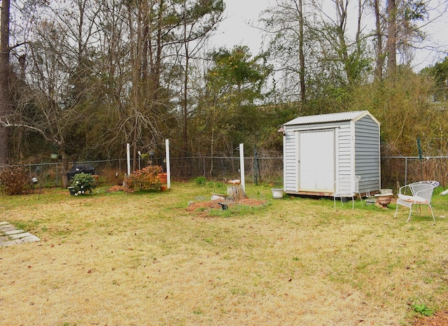 view of yard with a storage shed