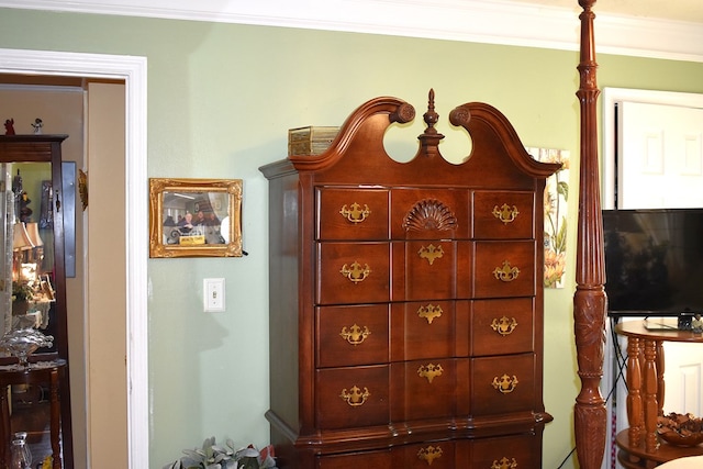 details featuring crown molding