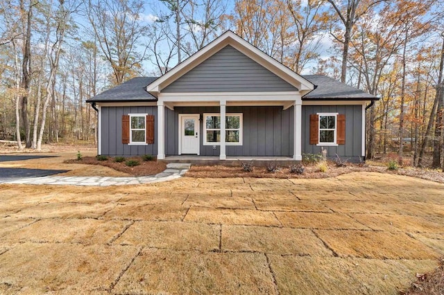 view of front of house featuring a porch and a front yard