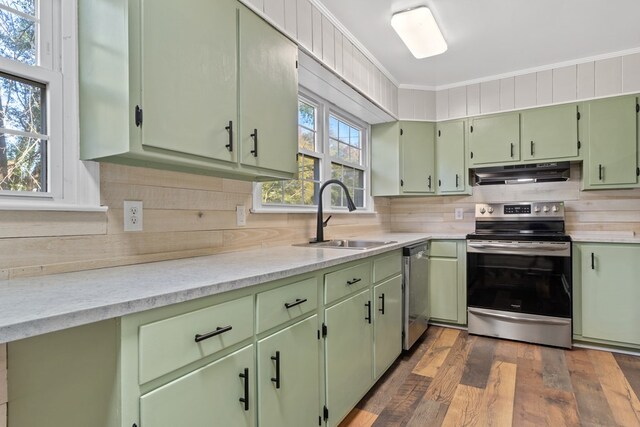 174 Main St, Toomsboro, GA 31090 - kitchen featuring stainless steel appliances, under cabinet range hood, a sink, green cabinetry, and ornamental molding