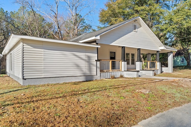 174 Main St, Toomsboro, GA 31090 - view of front of home featuring a porch and a front lawn