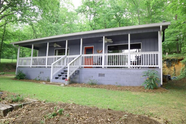 single story home featuring a ceiling fan, covered porch, a front lawn, and crawl space