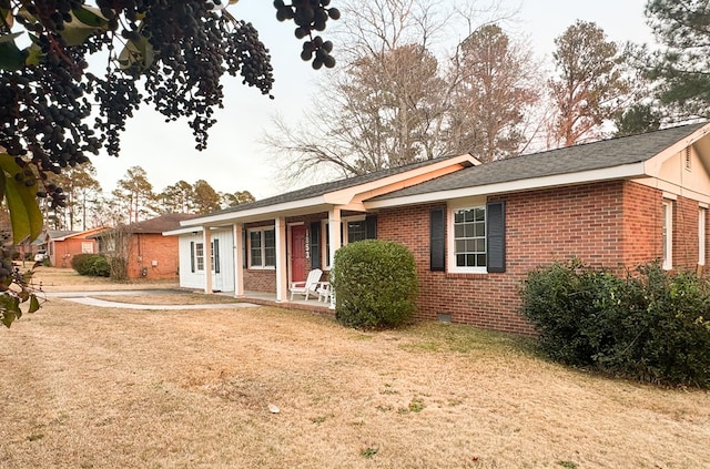 single story home featuring a front lawn