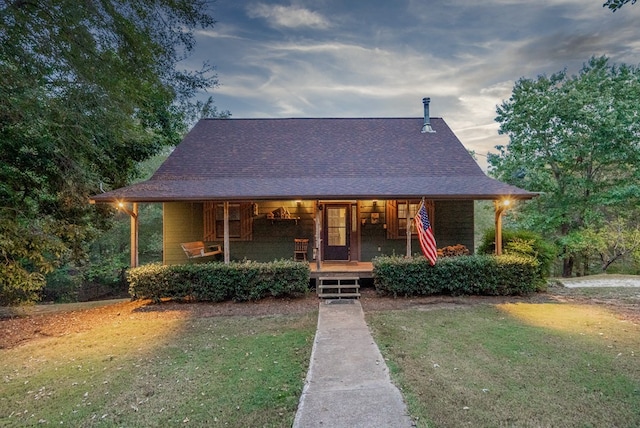 view of front of property featuring a porch and a front lawn