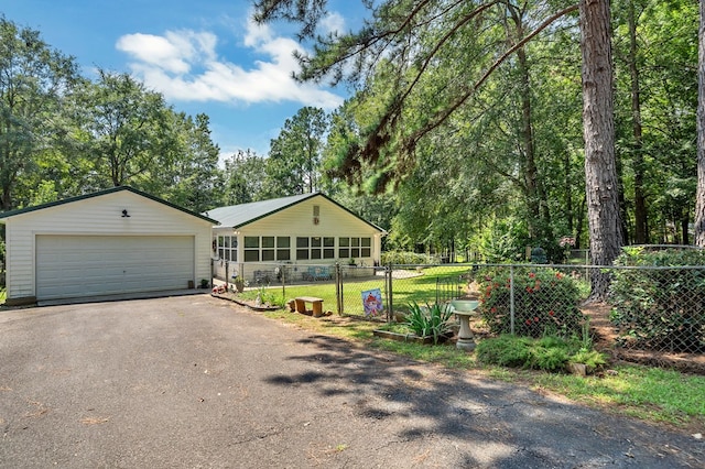 view of front of property featuring an outdoor structure