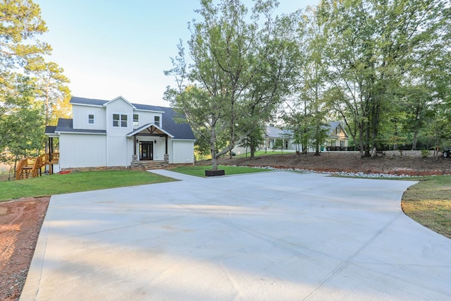 view of front facade with a front yard