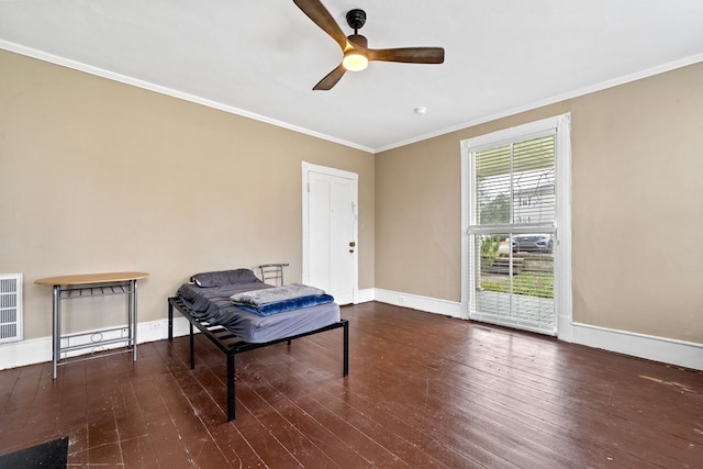 living area featuring dark wood-type flooring, ornamental molding, and ceiling fan