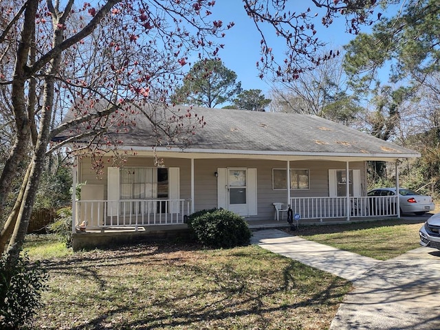 view of front facade featuring a porch and a front yard