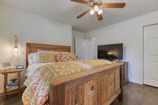 bedroom featuring dark wood-style floors, baseboards, and a ceiling fan