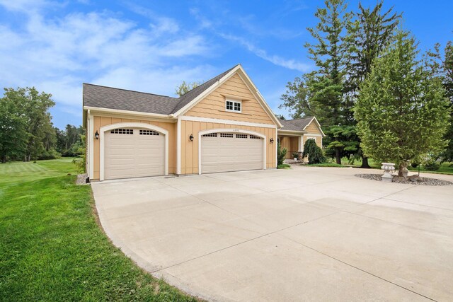 view of front of property featuring a front lawn