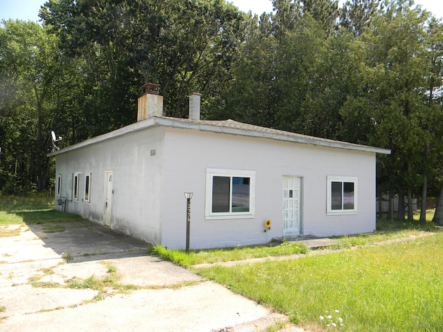 view of front of house with a front yard