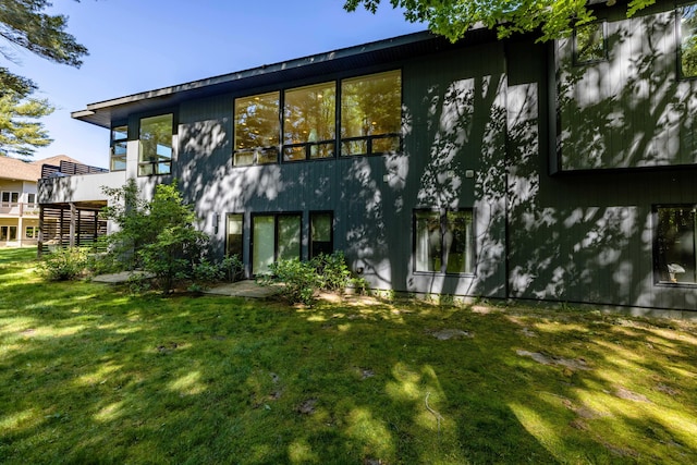 12737 Sanctuary Pl, Grand Haven, MI 49417 - rear view of house featuring a lawn
