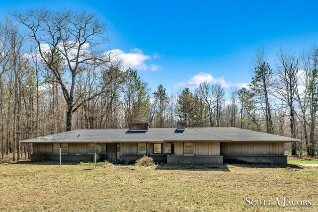 view of front of property featuring a front lawn