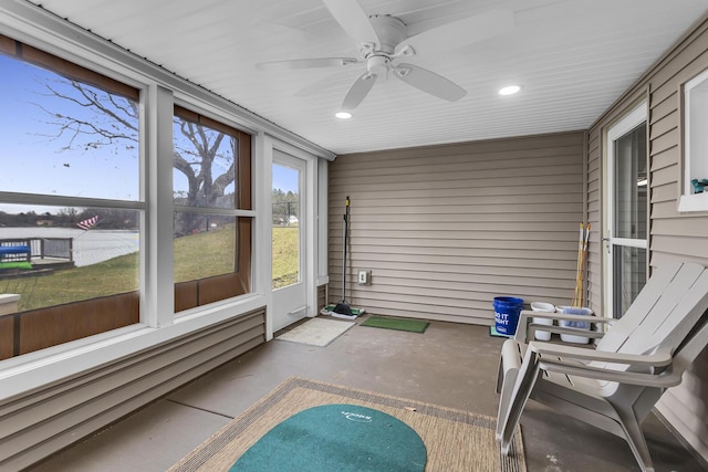 sunroom with ceiling fan
