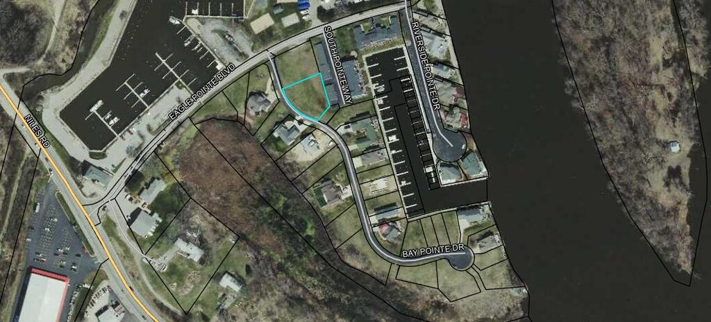 2401 Bay Pointe Dr, Saint Joseph, MI 49085