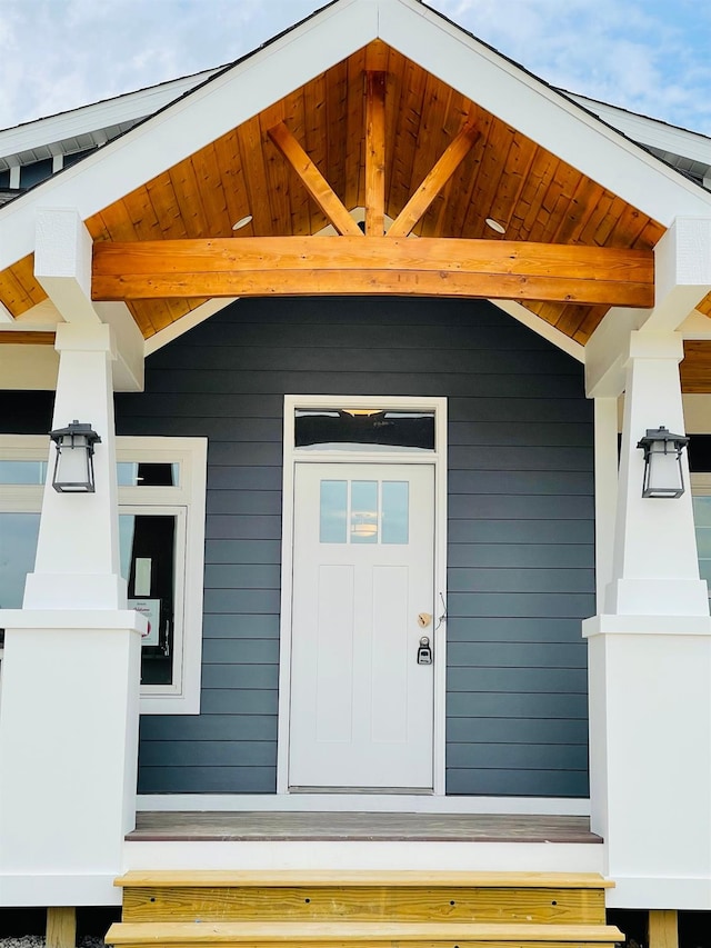 entrance to property featuring a porch