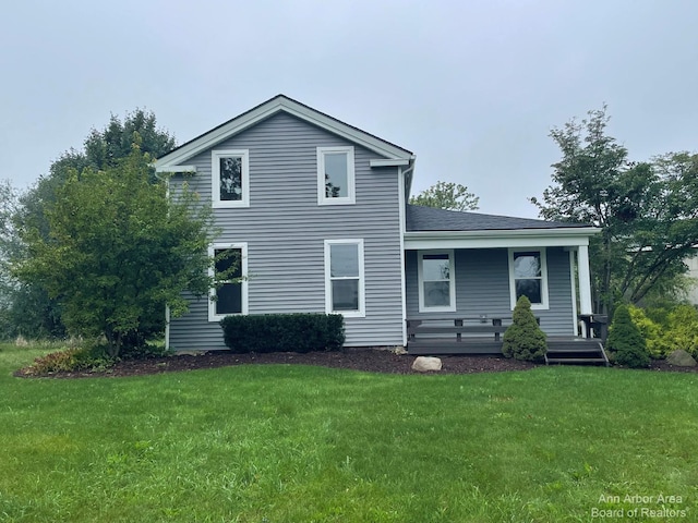 view of front of property featuring a front lawn and a porch