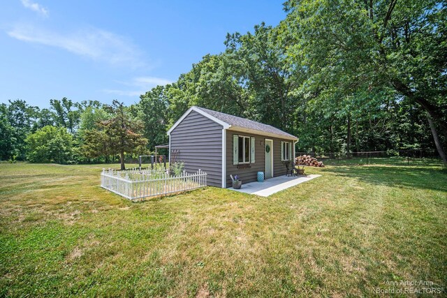 view of yard featuring a patio area