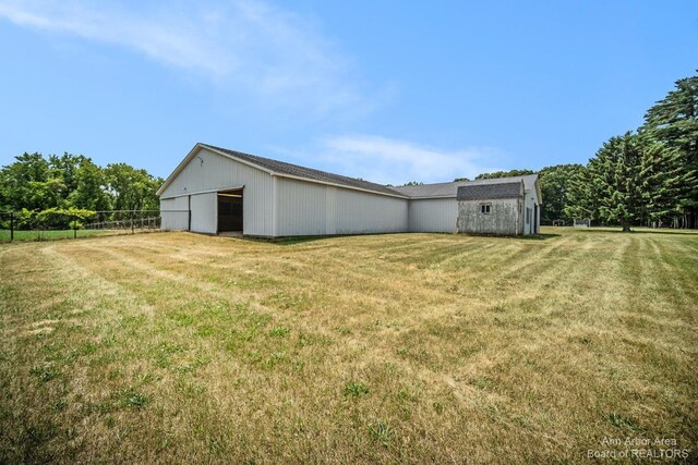 view of yard featuring an outdoor structure