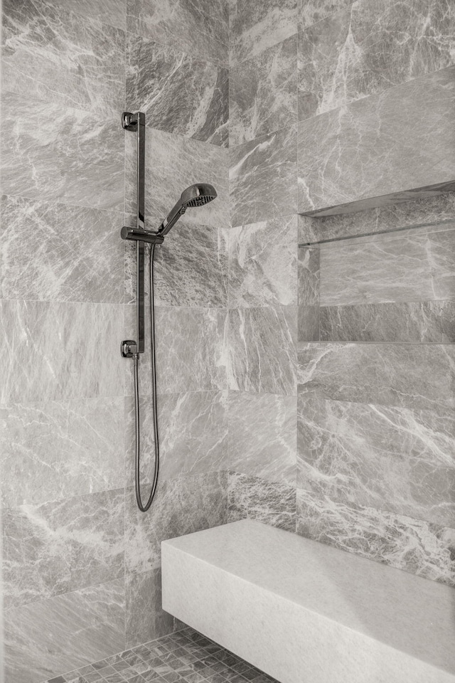 room details featuring tiled shower