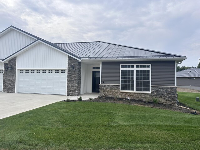 view of front of house with a front lawn and a garage