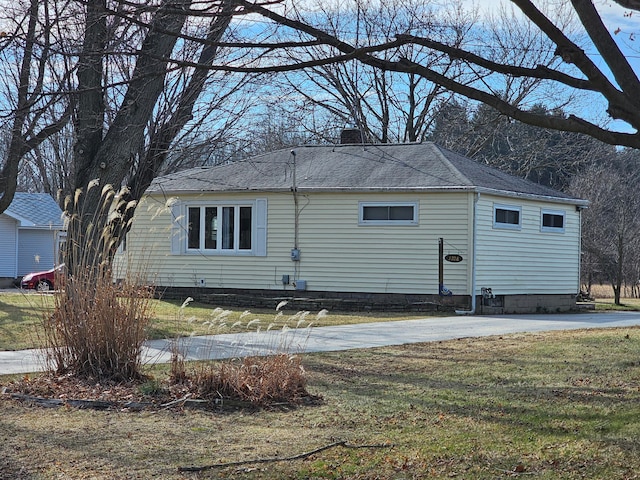 view of side of property featuring a lawn