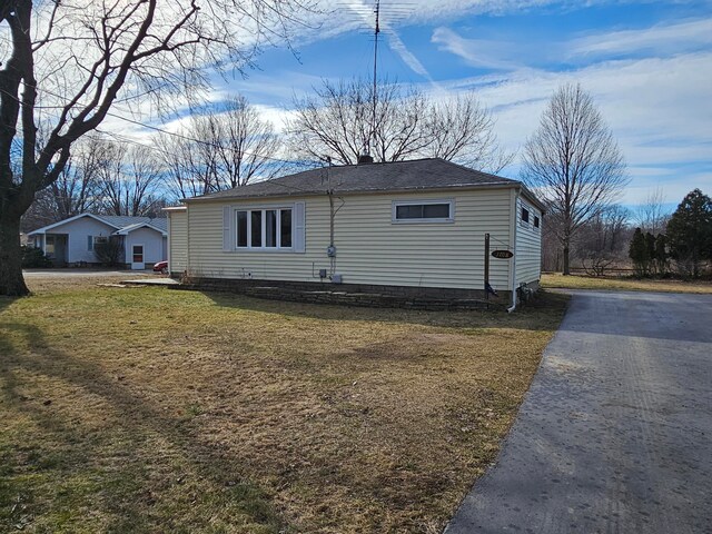 view of side of property featuring a lawn