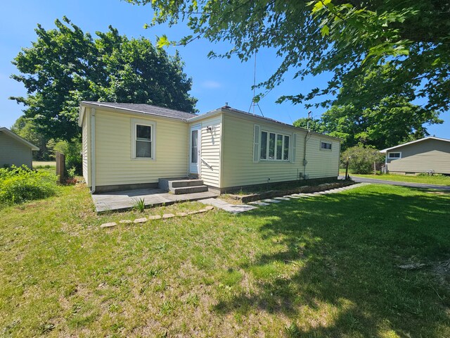 view of front of property with a front lawn