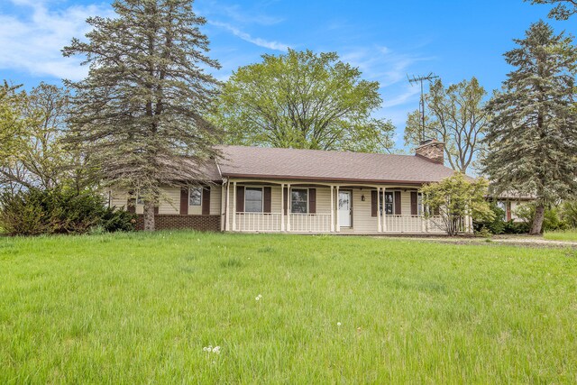 ranch-style home featuring a front yard and covered porch