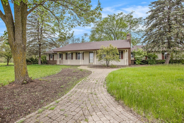 ranch-style house featuring a front yard