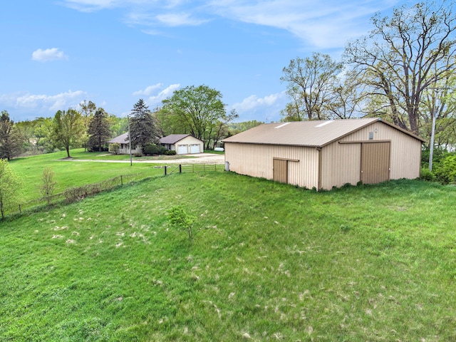 view of yard featuring an outdoor structure