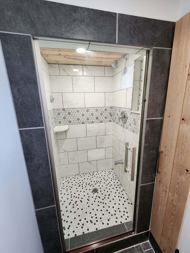 bathroom featuring tiled shower