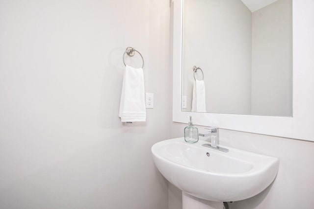 bathroom featuring sink