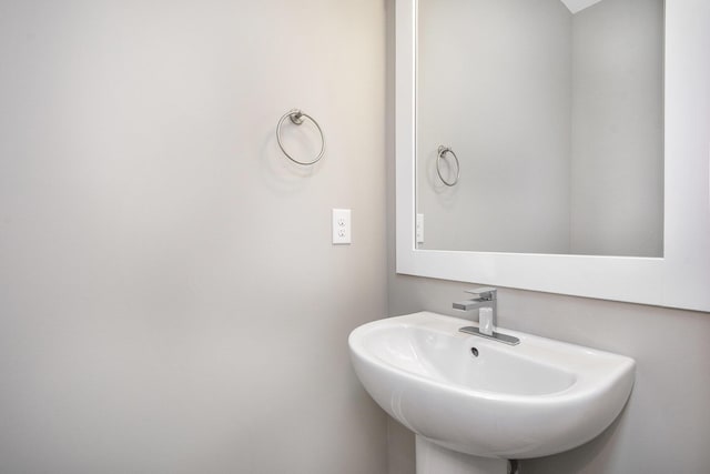 bathroom featuring sink