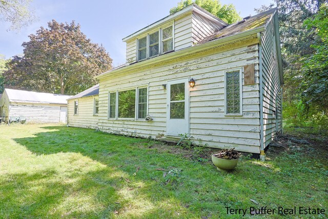 view of front of house with a front lawn