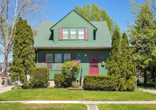 view of front of home featuring a front yard