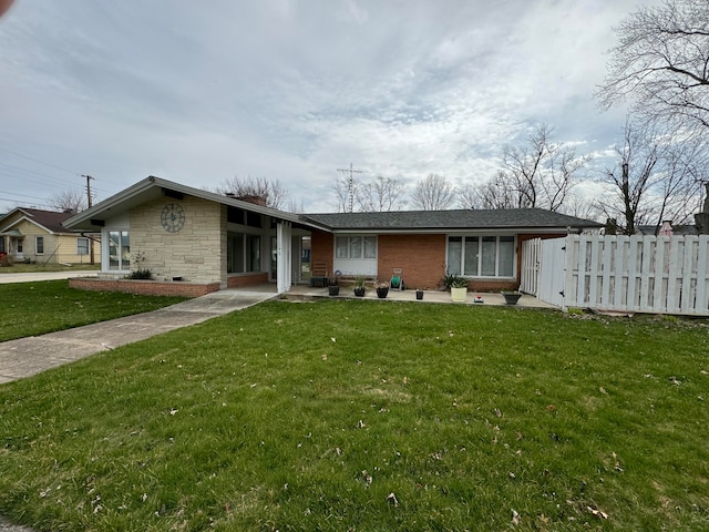 ranch-style house featuring a front yard